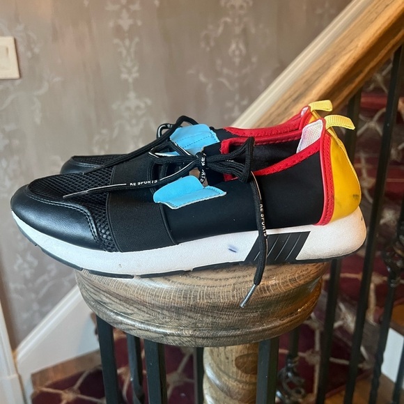 - Weeboo sneakers boys 7. Very good condition. Black blue red. Yellow water shoe - Picture 3 of 9